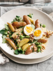 Insalata di patate novelle e fave con uovo barzotto e crumble al prosciutto crudo