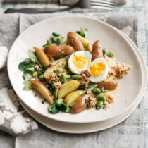 Insalata di patate novelle e fave con uovo barzotto e crumble al prosciutto crudo