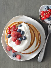 Pancake conPancake con frutti di bosco e yogurt frutti di bosco e yogurt
