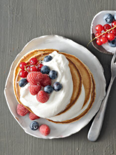 Pancake conPancake con frutti di bosco e yogurt frutti di bosco e yogurt