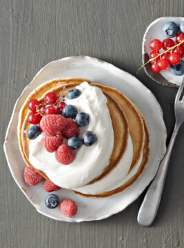 Pancake conPancake con frutti di bosco e yogurt frutti di bosco e yogurt
