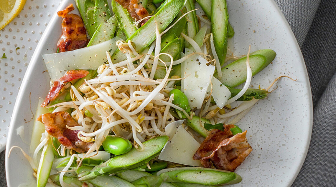 Insalata di fave, asparagi e germogli di soia