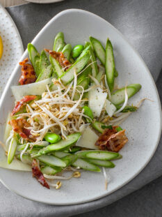 Insalata di fave, asparagi e germogli di soia