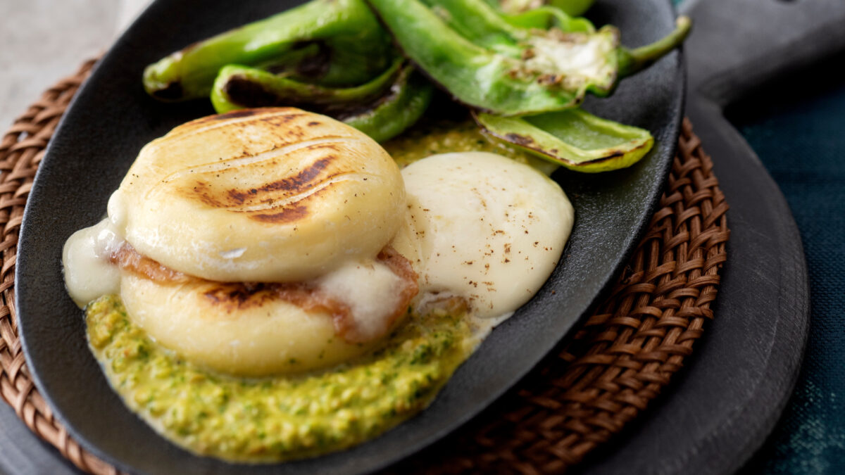 Tomini alla piastra al pesto trapanese con friggitelli