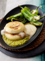 Tomini alla piastra al pesto trapanese con friggitelliTomini alla piastra al pesto trapanese con friggitelli