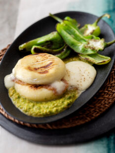 Tomini alla piastra al pesto trapanese con friggitelliTomini alla piastra al pesto trapanese con friggitelli