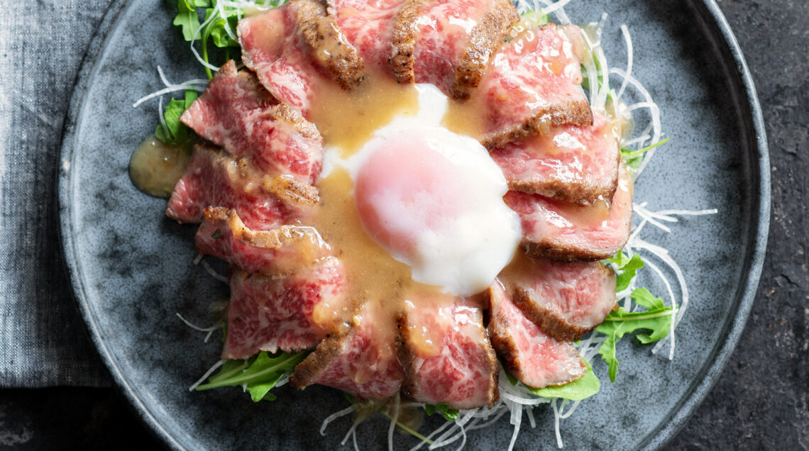 Tataki di Wagyu Miyabi con julienne di daikon, uovo pochÃ© e salsa ponzu