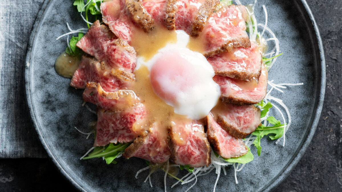 Tataki di Wagyu Miyabi con julienne di daikon, uovo poché e salsa ponzu