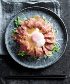 Tataki di Wagyu Miyabi con julienne di daikon, uovo pochÃ© e salsa ponzu