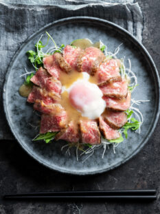 Tataki di Wagyu Miyabi con julienne di daikon, uovo poché e salsa ponzu