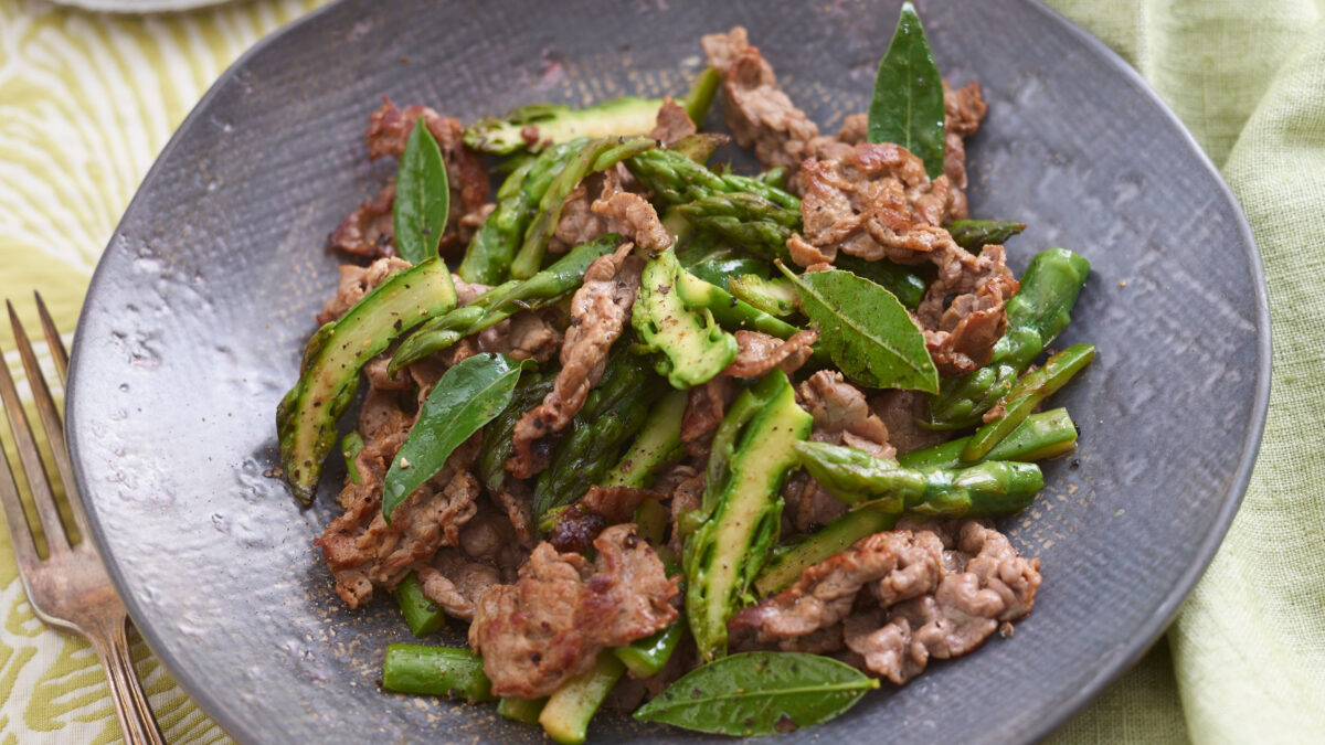 Straccetti di carne all’alloro con asparagi