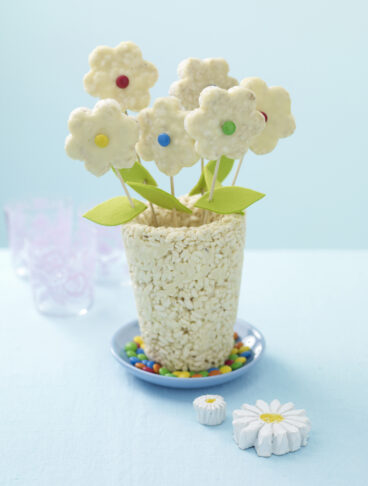 Un dolce vaso di fiori preparato dai bambini con gallette di riso, cioccolato e confetti. Da dedicare alla mamma