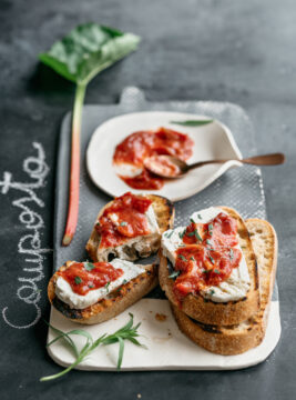Crostoni al formaggio di capra con composta piccante