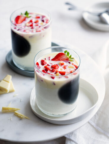 Mousse al cioccolato bianco con fragole e zenzero