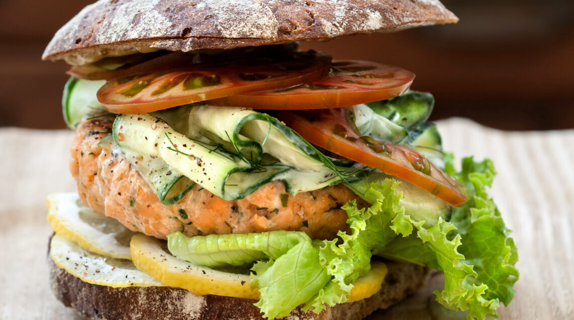 Hamburger di salmone alle erbe con pomodori e yogurt greco