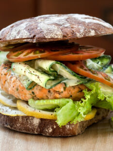 Hamburger di salmone alle erbe con pomodori e yogurt greco