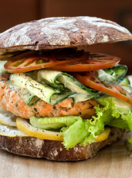Hamburger di salmone alle erbe con pomodori e yogurt greco