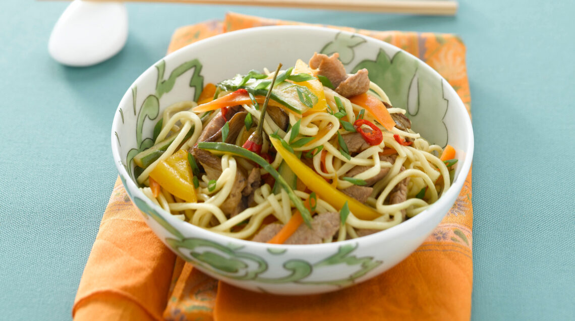 Spaghetti cinesi all'uovo saltati con vitello