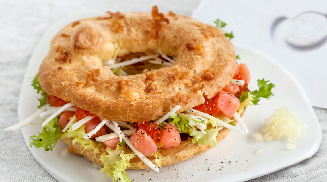 Gougeres farcita all'insalata di sedano di Verona e salmone