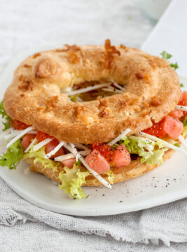 Gougeres farcita all'insalata di sedano di Verona e salmone