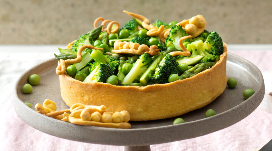 Crostata salata con asparagi, piselli e broccoletti