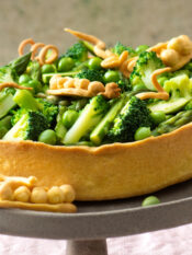 Crostata salata con asparagi, piselli e broccoletti