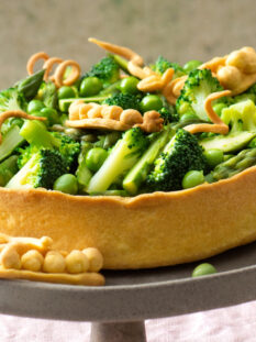 Crostata salata con asparagi, piselli e broccoletti