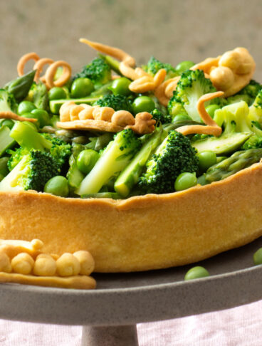 Crostata salata con asparagi, piselli e broccoletti