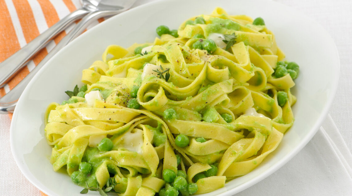 Tagliatelle con crema di piselli e taleggio