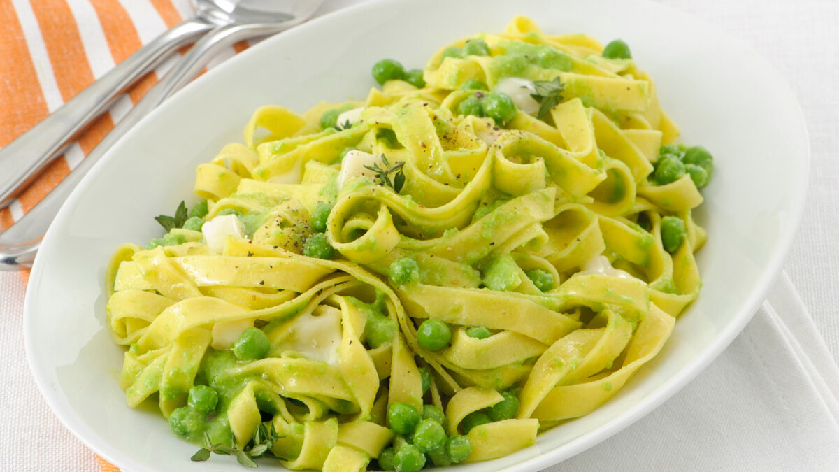 Tagliatelle con crema di piselli e taleggio
