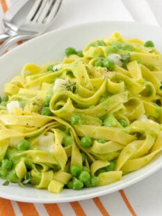 Tagliatelle con crema di piselli e taleggio