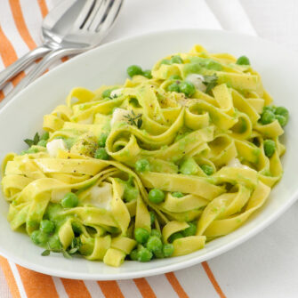 Tagliatelle con crema di piselli e taleggio