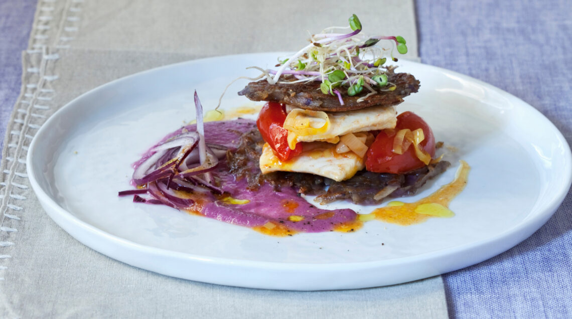 Tortini di rosti di patate violette con crema di cipolle di Tropea e persico