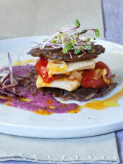 Tortini di rosti di patate violette con crema di cipolle di Tropea e persico