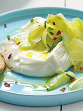 Crescenza con insalata di ananas e cetriolo