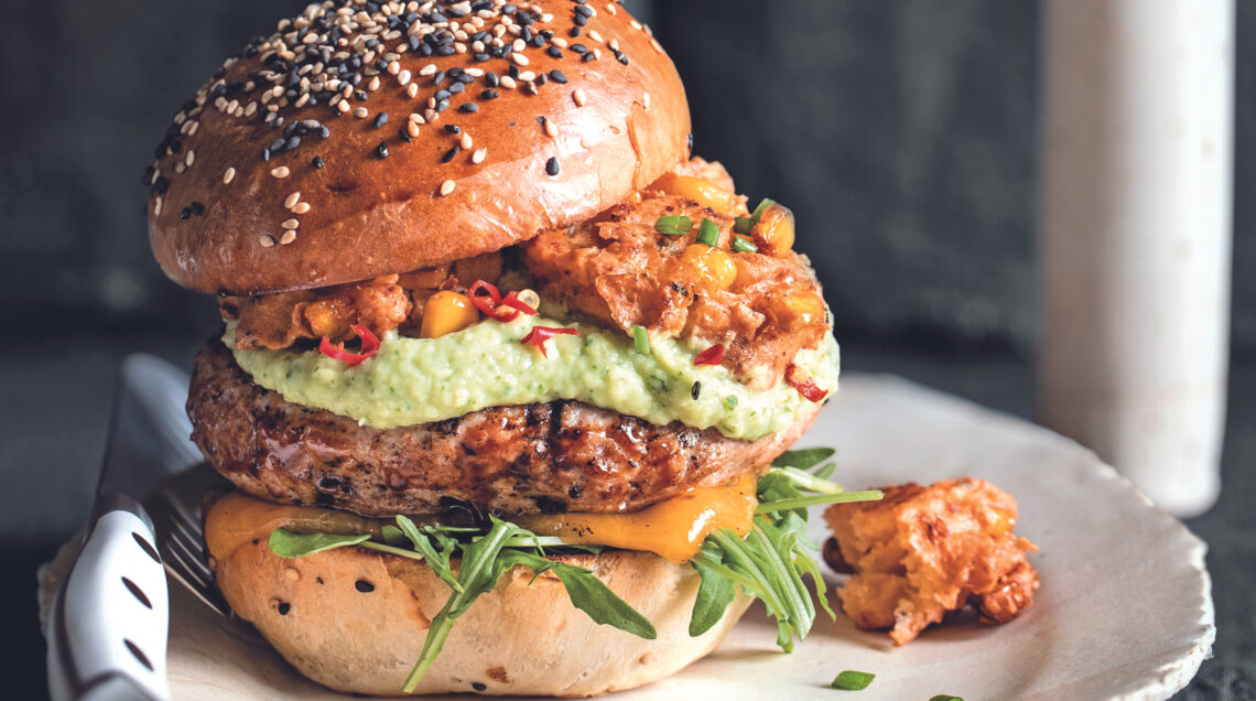 Burger di pollo con frittelle di mais alla paprica e pesto di avocado