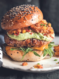 Burger di pollo con frittelle di mais alla paprica e pesto di avocado