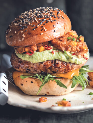 Burger di pollo con frittelle di mais alla paprica e pesto di avocado