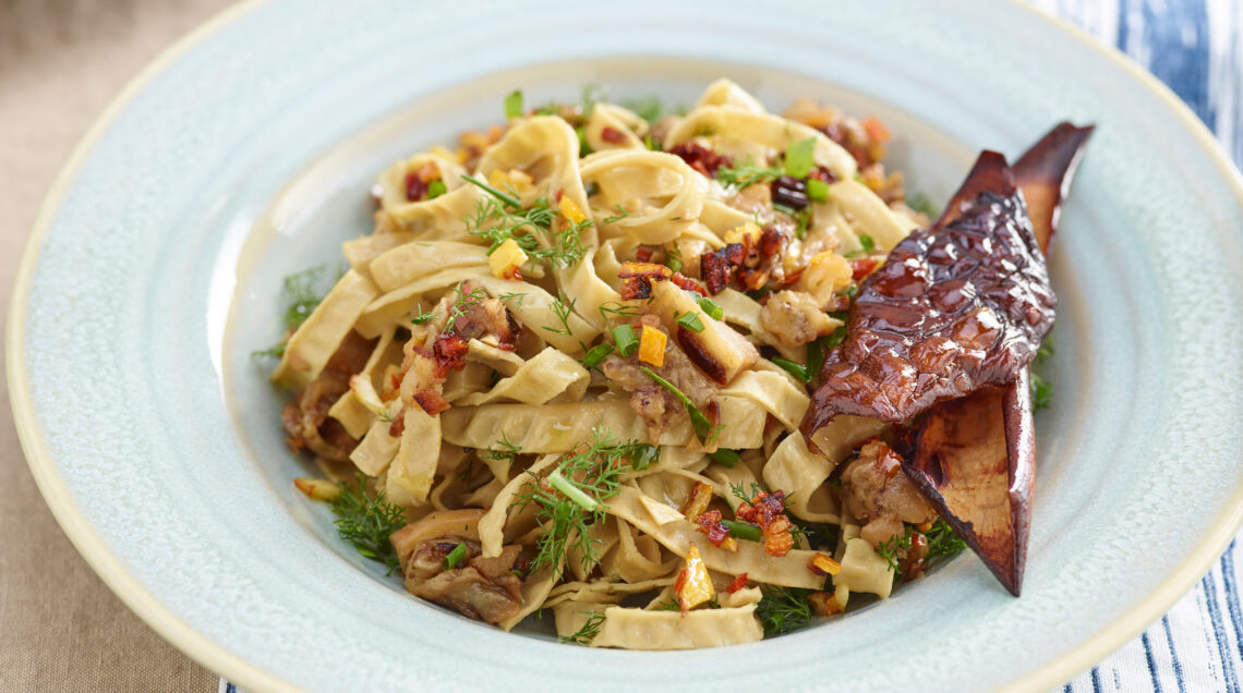 Tagliatelle di soia con sugo di melanzane alle erbe