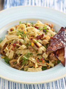 Tagliatelle di soia con sugo di melanzane alle erbe