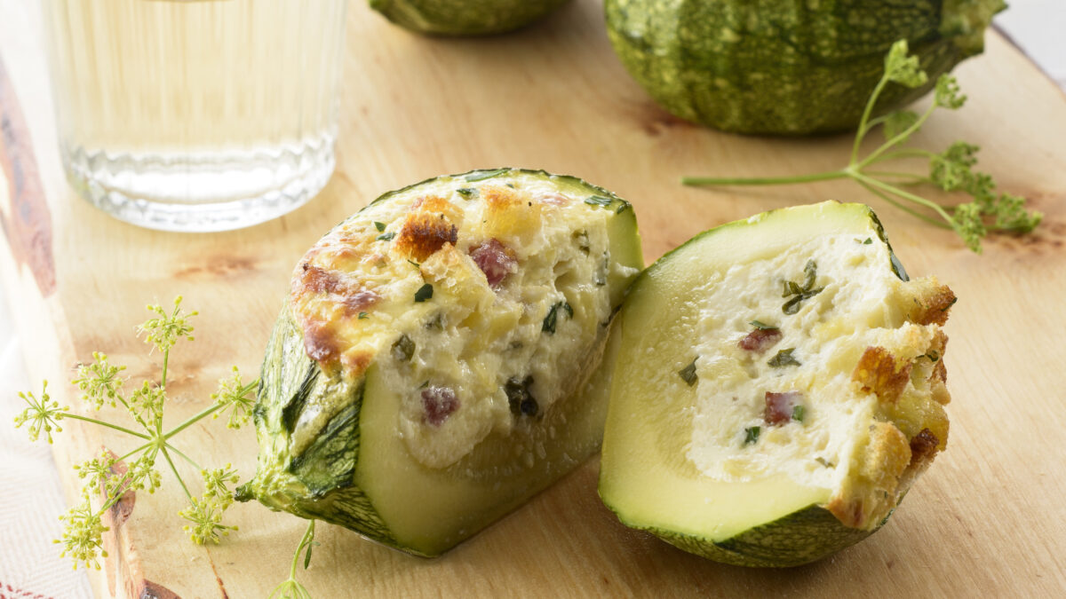 Zucchine con yogurt greco, salame e rucola