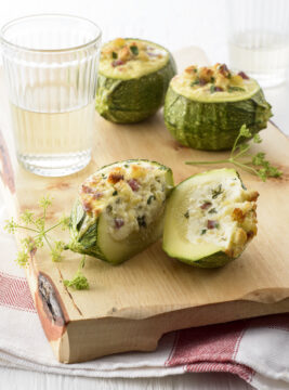 Zucchine con yogurt greco, salame e rucola