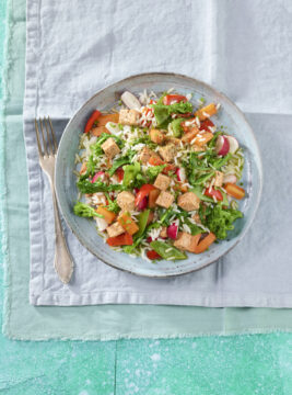 Insalata di riso con tofu rosso e verdure