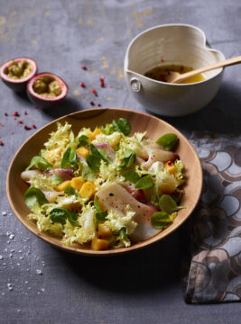 ciotola di Insalata con mango e pesce spada affumicato