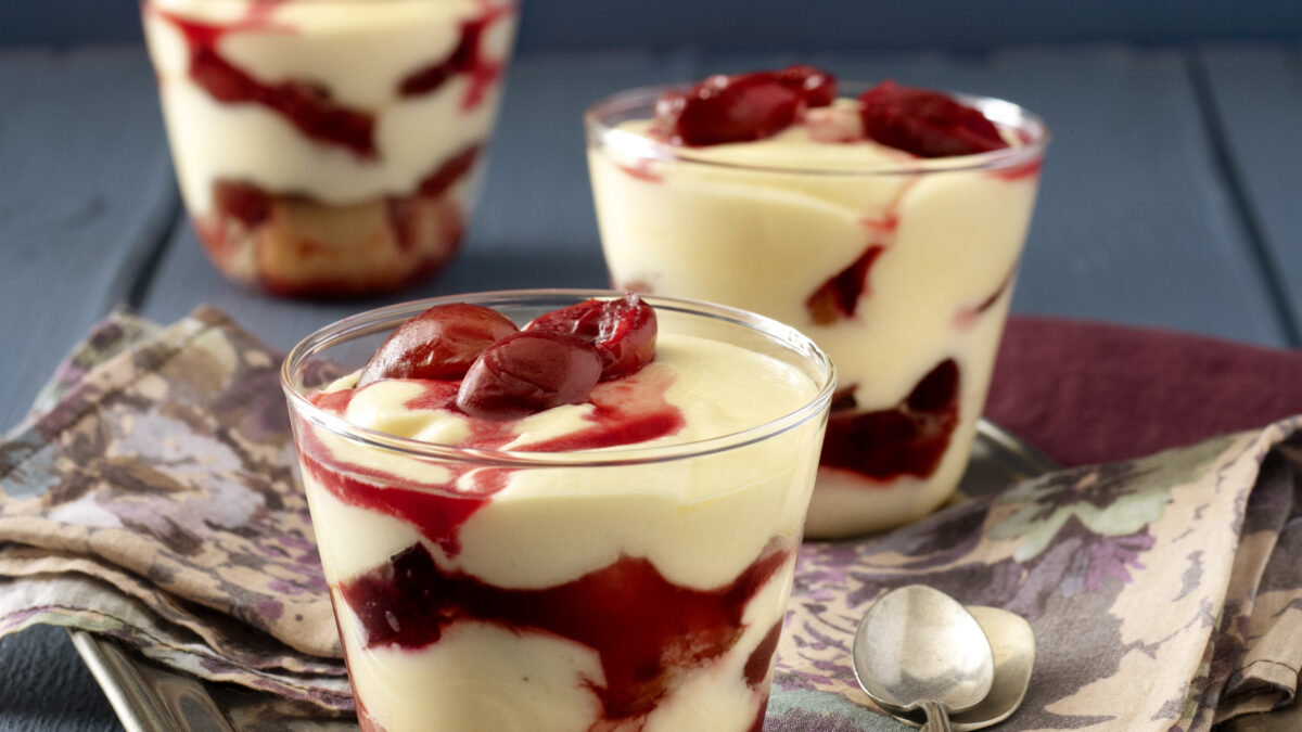 Tiramisù di prugne selvatiche alle madeleine