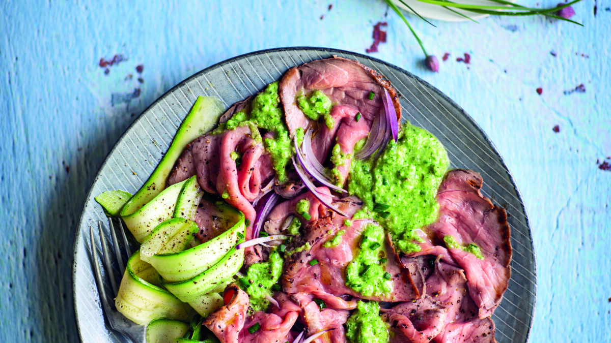 Roast beef di manzo con pesto di zucchine e noci