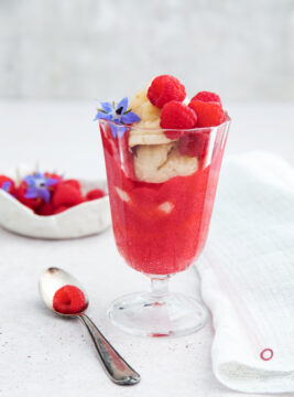 Gelato allo zabaione affogato con granita ai lamponi