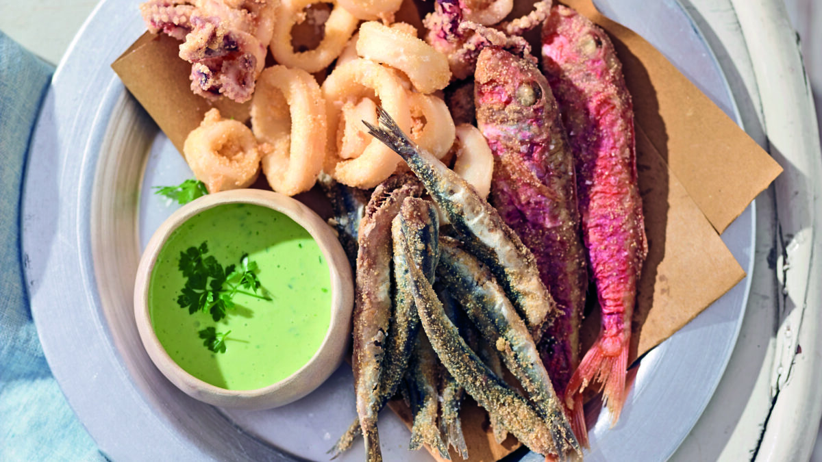 Fritto di mare con triglie calamari e alici
