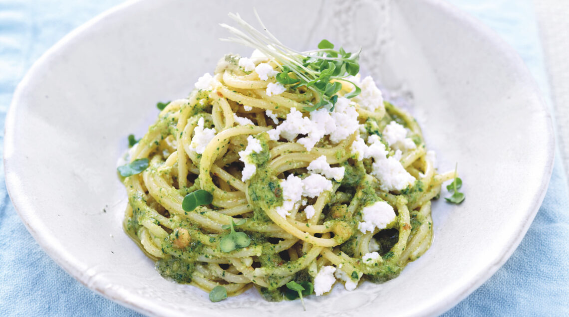 Spaghetti con pesto di germogli di crescione