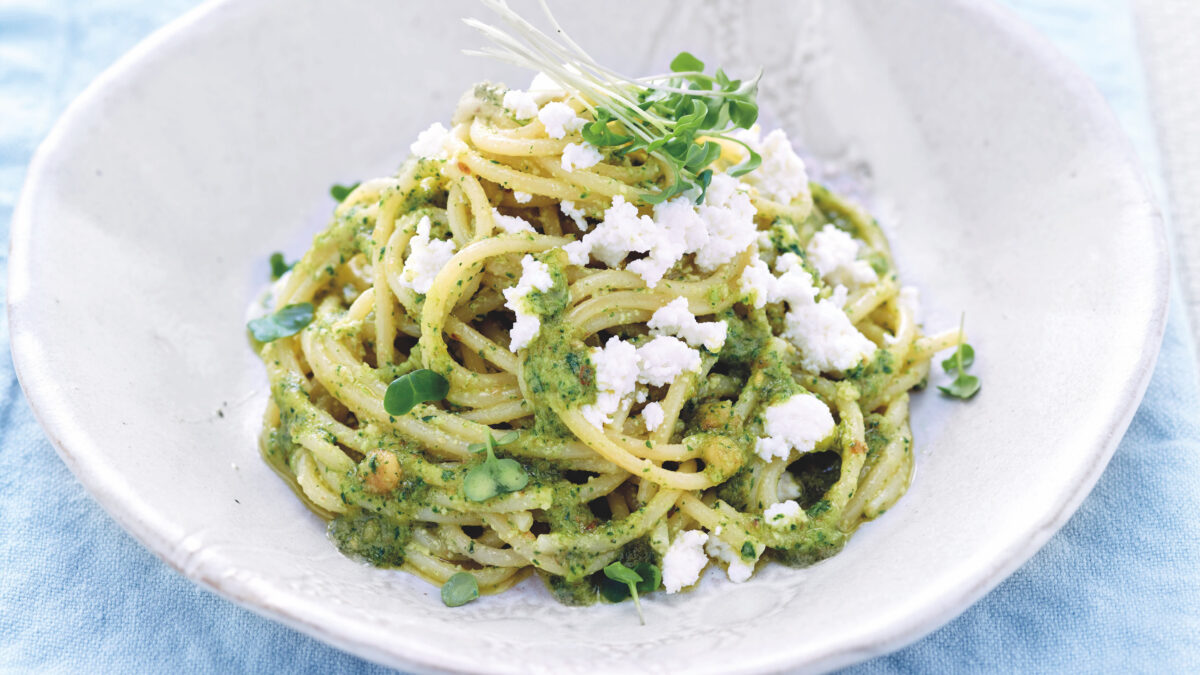 Spaghetti con pesto di germogli di crescione